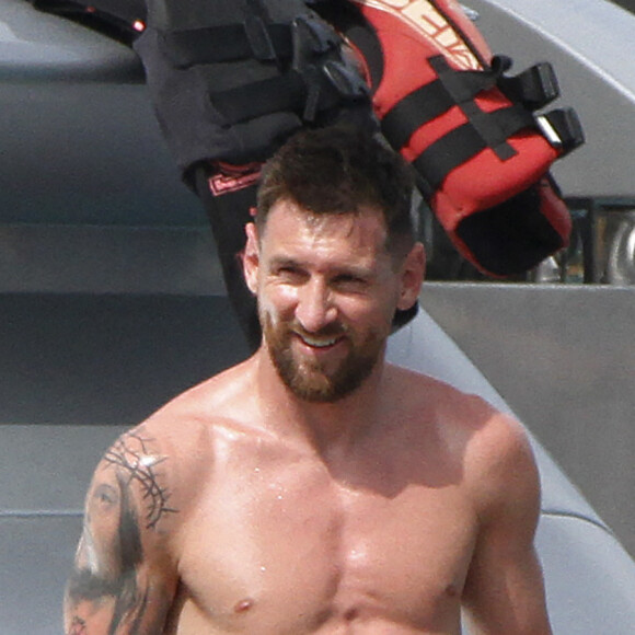 Lionel Messi, sa femme Antonela et leurs enfants se détendent sur un yacht avec Cesc Fabregas, sa femme Daniella et leurs enfants à Ibiza le 20 juin 2022.