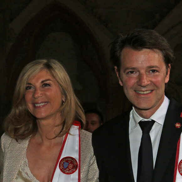 François Baroin intronisé, accompagné de sa compagne Michèle Laroque, dans la confrérie de la Jurade de Saint-Emilion lors de la Fête de la Fleur à Saint-Emilion, le 13 juin 2015 en marge de l'exposition Vinexpo 2015. 