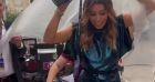 Laury Thilleman évite d'abîmer sa robe sous la pluie à Montpellier, lors de la Fête de la Musique, le 21 juin 2022.
