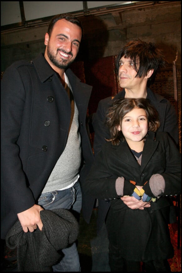 Nicola Sirkis et sa fille Théa, au défilé John Galliano 2010-2011 Hommes à Paris, avec Alan Toledano