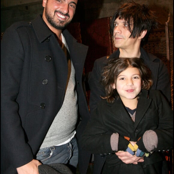 Nicola Sirkis et sa fille Théa, au défilé John Galliano 2010-2011 Hommes à Paris, avec Alan Toledano
