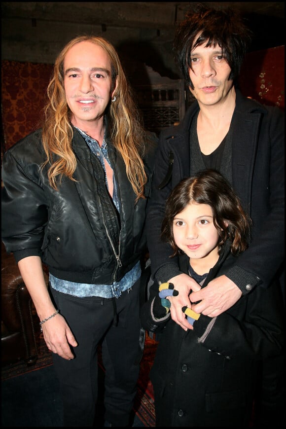 Nicola Sirkis et sa fille Théa, au défilé John Galliano 2010-2011 Hommes à Paris, avec John Galliano
