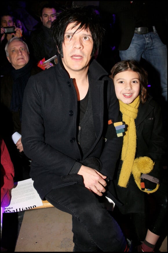 Nicola Sirkis et sa fille Théa, au défilé John Galliano Hommes à Paris