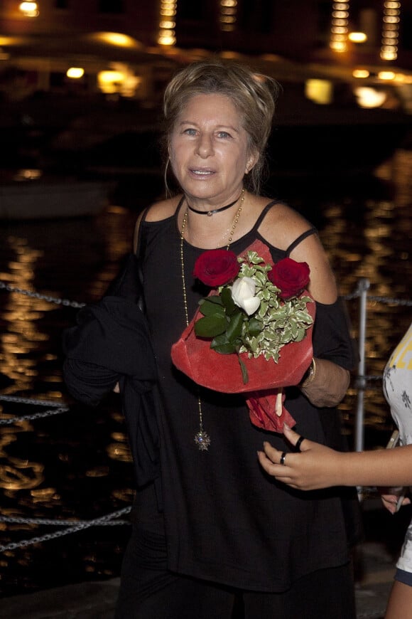 Barbra Streisand et son mari James Brolin en vacances sur un yacht avec des amis à Portofino, Italie, le 7 août 2017.
