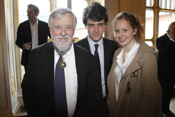 Yves Coppens Commandeur de l'Ordre des Arts et des Lettres avec son fils Quentin et Anne, l'amie de son fils - Cérémonie de remise d'insignes au Ministère de la Culture à Paris, le 19 avril 2012. 