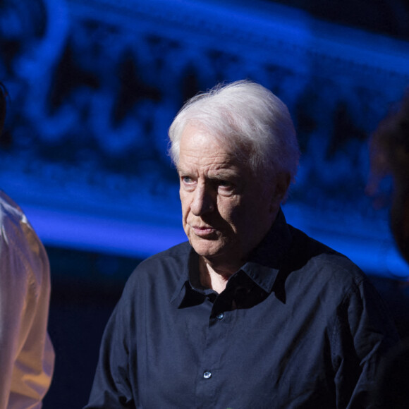 Exclusif - Pierre Palmade, André Dussollier - Tournage de l'émission "La Fine Equipe de Pierre Palmade", diffusée le 25 juin sur France 2 © Cyril Moreau-Tiziano Da Silva / Bestimage France Télévisions lance une nouvelle création de divertissement, une soirée événement orchestrée par P.Palmade et ses amis. Lors de cette soirée mythique placée sous le signe de l’humour, de la comédie et de la musique, près de 45 artistes se réunissent autour de P.Palmade pour chanter, faire des sketchs, s’amuser, rire et vous faire rire comme à l’époque des grandes émissions de variétés où les stars venaient juste pour le plaisir. Ils ont tous accepté de jouer le jeu en venant participer à cette émission événementielle. Dans des décors conçus spécialement pour ce show, tous ces artistes joueront de nombreux sketchs écrits pour l’occasion par P.Palmade, le samedi 25 juin 2022 sur France 2 à 21.10. Ne ratez pas N.Baye en call-girl, M.Robin et P.Palmade dans la peau de « Laurel et Hardy » ou de « Marie-Antoinette et Louis XVI », mais aussi C.Bouquet en « Joconde », etc. Ces mêmes artistes reprendront également des sketchs célèbres (« Le Scrabble », « L’après dîner »…) en formant à chaque fois des duos inédits. Aussi des artistes de variétés d’aujourd’hui rendront hommage aux stars de la chanson d’hier en s’échangeant leurs chansons dans des duos étonnants et improbables. Quand C.Willem chante « Le chat botté », C.Goya, elle, reprend « Double jeu », ou encore V.Niclo qui reprend « Vanina » « La fine équipe », c’est le défi fou que s’est lancé P.Palmade avec ce casting d’exception. Générosité, partage, bonne humeur et complicité seront les maîtres mots de ce divertissement original.  Exclusive - No Web No Blog pour Belgique et Suisse 