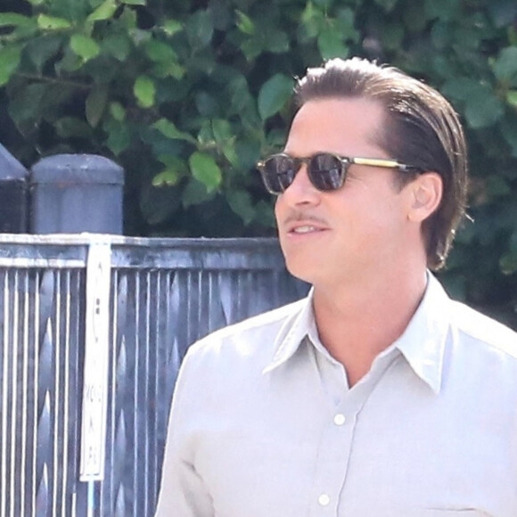 Brad Pitt, avec une moustache, est sur le tournage du film Babylon à Los Angeles le 4 octobre 2021. 