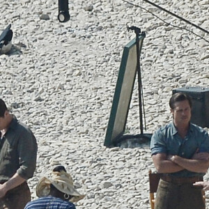 Brad Pitt est sur le tournage du film "Babylon" sur la plage de San Pedro, le 8 septembre 2021. Brad Pitt a bu un café frappé avant de tourner une scène. L'action se déroule à la fin des années 1920 lors de la transition de l'industrie du cinéma muet au cinéma parlant, "Babylon" explore l'ascension et la chute de plusieurs personnages et a été décrit comme " The Great Gatsby sous stéroïdes ". 