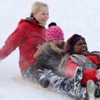 La princesse Mette-Marit de Norvège : Rires, gadins et un sérieux penchant pour... le barbecue dans la neige !