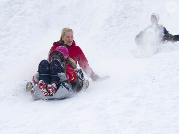 La princesse Mette-Marit de Norvège connaît les joies de la neige et a de bonnes notions de ski, qu'elle partage volontiers avec des réfugiés de son pays...