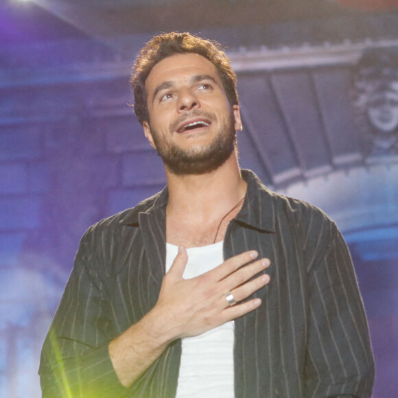 Exclusif - Le chanteur Amir - Concert RFM Music Show sur le parvis de l'Hôtel de Ville de Levallois Perret. © Christophe Clovis / Bestimage 