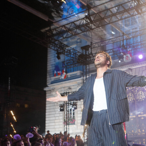 Exclusif - Le chanteur Amir - Concert RFM Music Show sur le parvis de l'Hôtel de Ville de Levallois Perret. Le 18 juin 2022. Le show sera diffusé le 23 juin, à 21h15 sur C8 et en simultané sur RFM ! © Christophe Clovis / Bestimage 