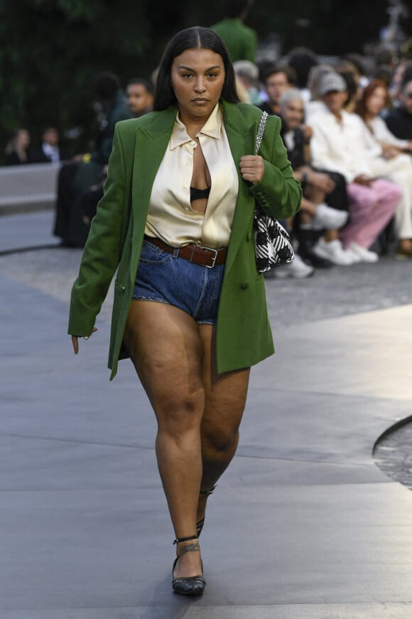 Paloma Elsesser lors du défilé de mode Homme printemps-été 2023 Ami - Alexandre Mattiussi, au Sacré-Coeur à Paris, France, le 23 juin 2022. 