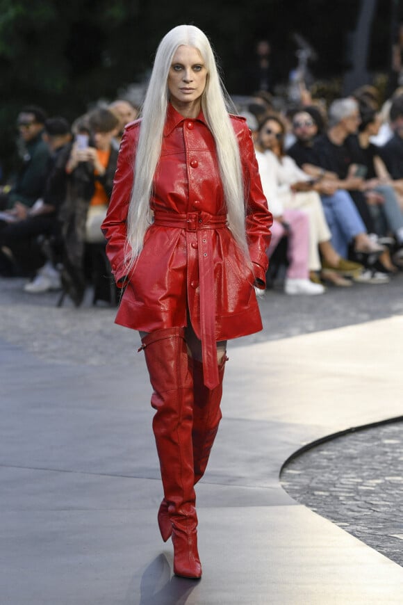 Kristen McMenamy lors du défilé de mode Homme printemps-été 2023 Ami - Alexandre Mattiussi, au Sacré-Coeur à Paris, France, le 23 juin 2022. 
