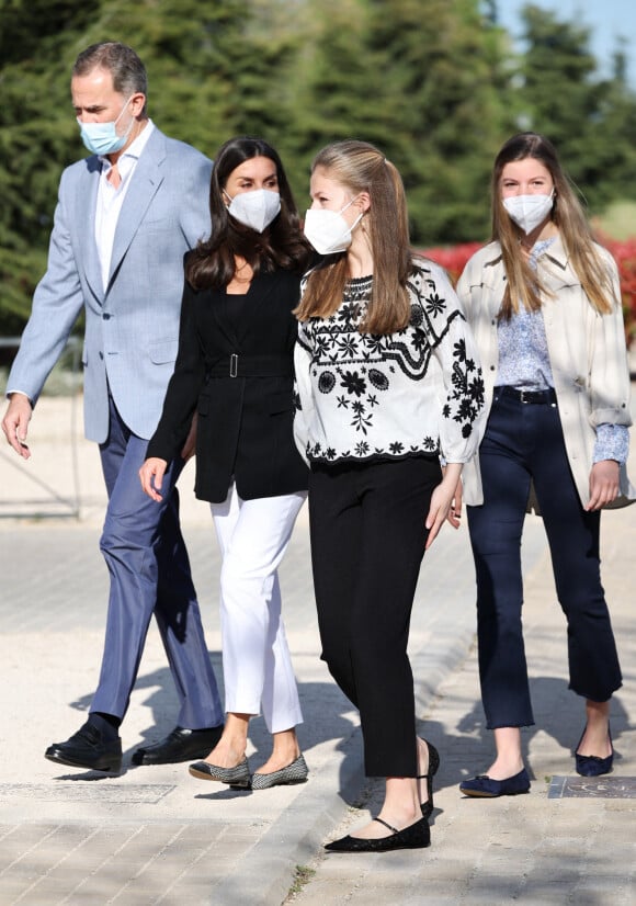 La princesse Leonor (chemisier noir et blanc), Le roi Felipe VI et la reine Letizia d'Espagne, L'infante Sofia d'Espagne - Visite royale au centre pour réfugiés ukrainiens Creade à Pozuelo de Alarcón près de Madrid, le 16 avril 2022. 