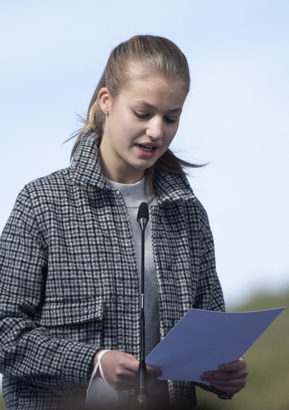 La princesse Leonor, princesse des Asturies - La famille royale d'Espagne rencontre les habitants de la ville Santa María del Puerto de Somiedo qui a reçu un prix "Princesse des Asturies 2021" le 23 octobre 2021. 