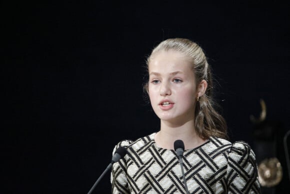 La princesse Leonor d'Espagne lors de la cérémonie de remise des prix de la princesse des Asturies au théâtre Campoamor à Oviedo le 22 octobre 2021 