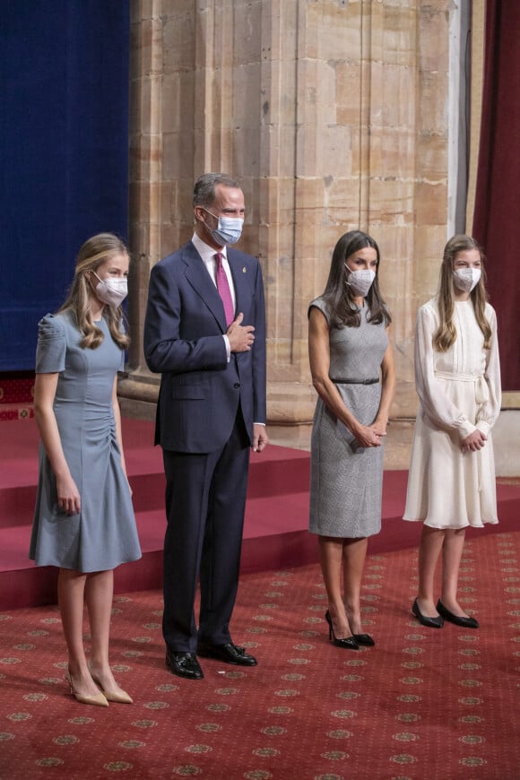 La princesse Leonor, princesse des Asturies, le roi Felipe VI et la reine Letizia d'Espagne, et L'infante Sofia d'Espagne - Réception en audience des récipiendaires des médailles des Asturies 2021 à l'hôtel Reconquista à Oviedo, Asturies (Espagne). Le 22 octobre 2021. 