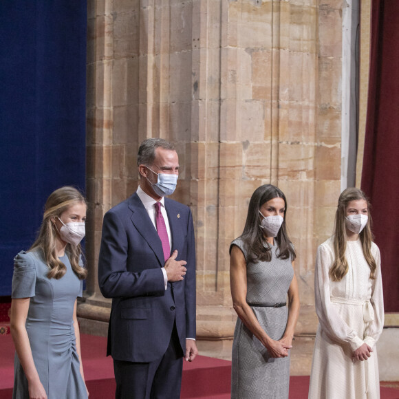 La princesse Leonor, princesse des Asturies, le roi Felipe VI et la reine Letizia d'Espagne, et L'infante Sofia d'Espagne - Réception en audience des récipiendaires des médailles des Asturies 2021 à l'hôtel Reconquista à Oviedo, Asturies (Espagne). Le 22 octobre 2021. 