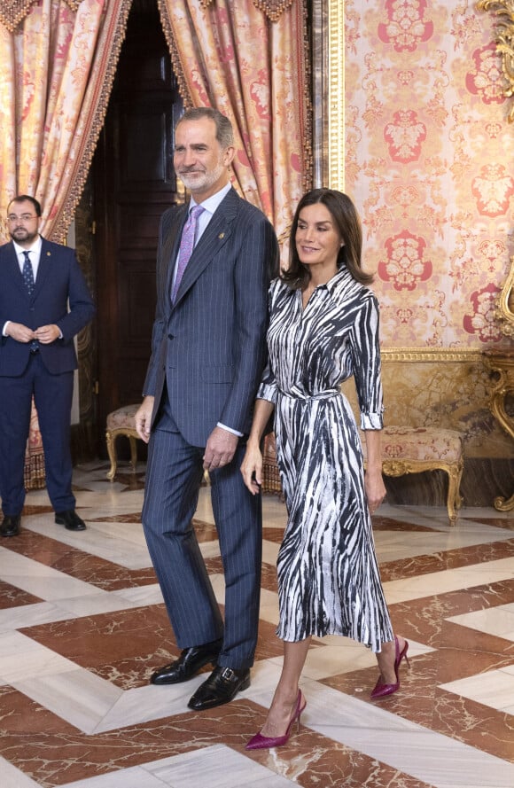 Le roi Felipe VI et la reine Letizia d'Espagne, reçoivent les membres de la Fondation "Princess of Asturias" au palais royal à Madrid, le 21 juin 2022. 