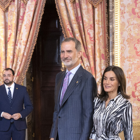 Le roi Felipe VI et la reine Letizia d'Espagne, reçoivent les membres de la Fondation "Princess of Asturias" au palais royal à Madrid, le 21 juin 2022. 