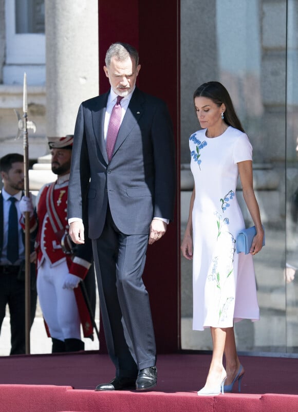 Le roi Felipe VI et la reine Letizia d'Espagne, accueillent l'émir du Qatar, le cheikh Tamim ben Hamad Al-Thani avec son épouse, la cheikha Jawaher, pour sa visite d'Etat de deux jours en Espagne. Madrid. Le 17 mai 2022. 