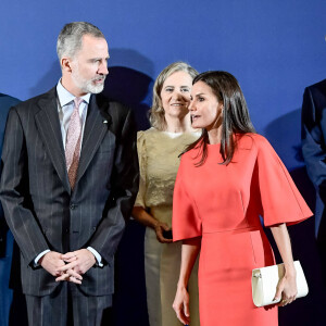 Le roi Felipe VI et la reine Letizia d'Espagne assistent à la remise des Prix nationaux de la recherche 2021 à Barcelone, le 5 mai 2022. 
