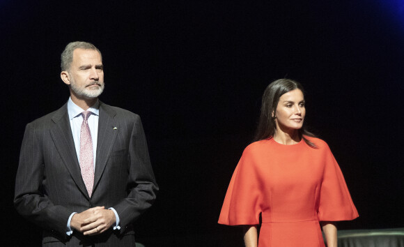 Le roi Felipe VI et la reine Letizia d'Espagne assistent à la remise des Prix nationaux de la recherche 2021 à Barcelone, le 5 mai 2022. 