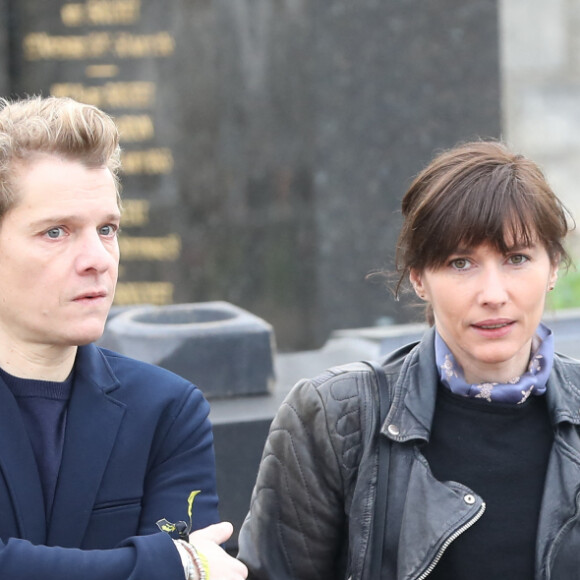 Bénabar et sa femme Stéphanie Nicolini lors des obsèques de Véronique Colucci au cimetière communal de Montrouge, le 12 avril 2018.