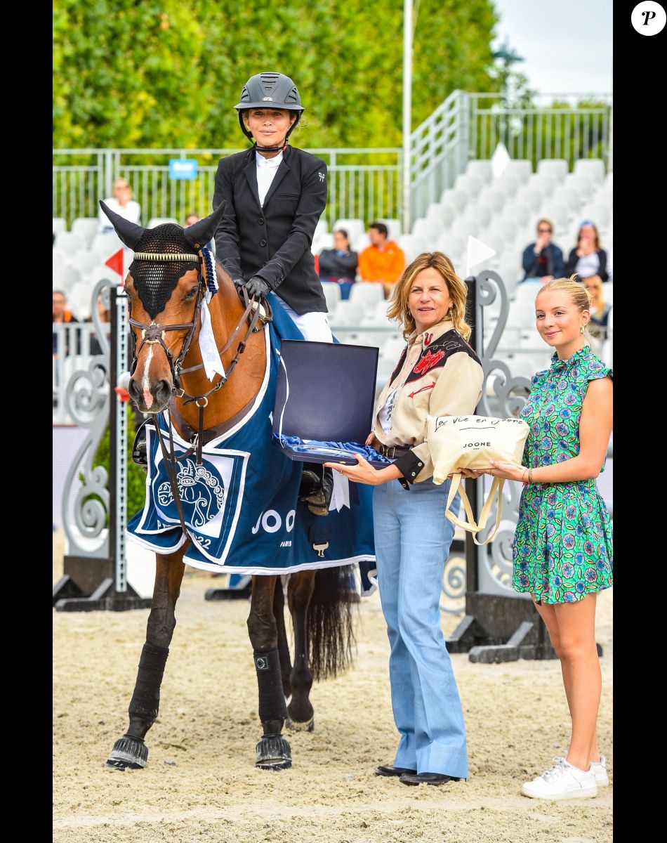 Mary Kate Olsen sur Dunotaire deuxième place lors de la remise du Prix Joone (CSI 1) par Virginie Coupérie-Eiffel lors de la 8ème édition du "Longines Paris Eiffel Jumping" au Champ de Mars à Paris, France, le 25 juin 2022. © Perusseau-Gorassini-Tribeca/Bestimage