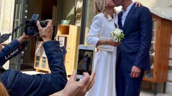 Karin Viard mariée à Manuel Herrero : photos de sa très chic robe Dior faite "sur mesure"