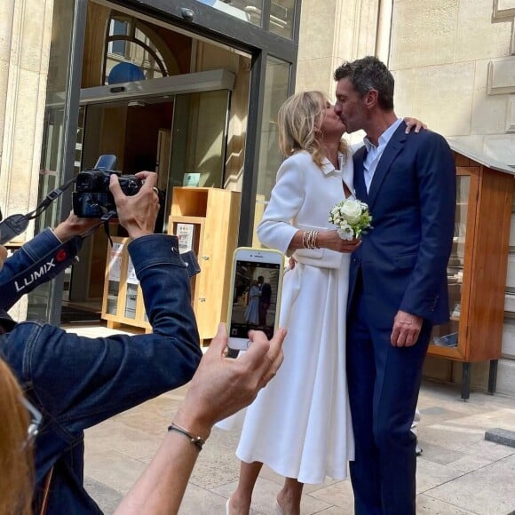 Mariage de Karin Viard et Manuel Herrero, à Paris. Photo partagée par l'actrice sur Instagram.