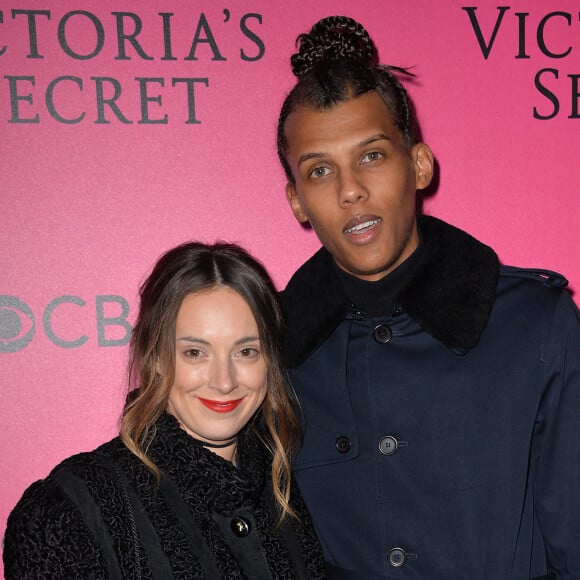 Le chanteur Stromae (nouvelle coupe de cheveux) et sa femme Coralie Barbier lors du photocall du Victoria's Secret Fashion 2016 au Grand Palais à Paris, France, le 30novembre 2016. © BOV/Bestimage 