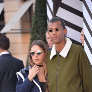 Le chanteur Stromae, se laisse pousser les cheveux, et sa femme Coralie Barbier - People sortant du défilé de mode "Louis Vuitton", collection prêt-à-porter Printemps-Eté 2017 à Paris, le 5 octobre 2016. © CVS/Veeren/Bestimage 