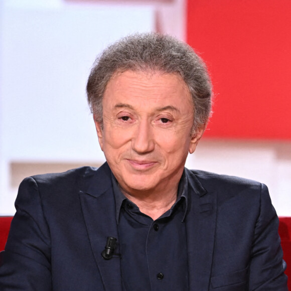 Exclusif - Michel Drucker et sa chienne Isia- Enregistrement de l'émission Vivement dimanche prochain au studio Gabriel, presentée par Michel Drucker. © Guillaume Gaffiot / Bestimage