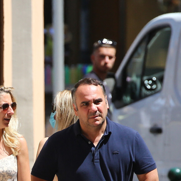 François-Xavier Demaison et sa femme Anaïs Tihay, se promènent à Saint Tropez, le 3 aout 2020.
