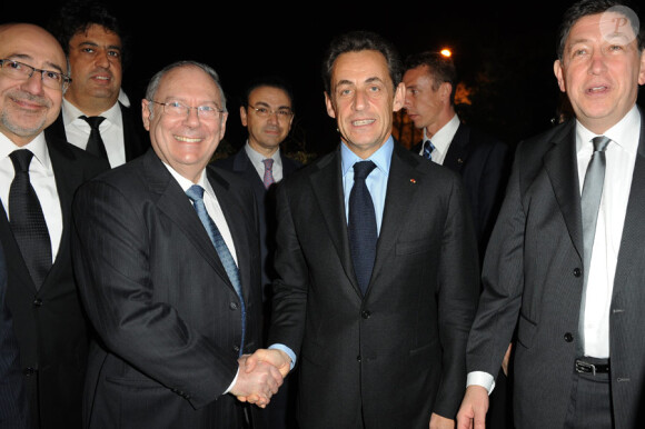 Richard Prasquier serrant la main de Nicolas Sarkozy lors du dîner du Crif au pavillon d'Armenonville le 3 février 2010