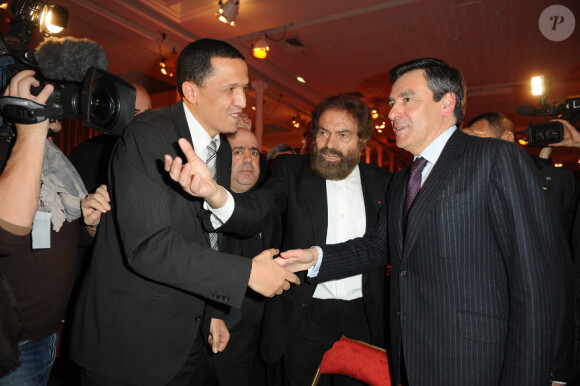 L'imam Hassen Chalghoumi avec Francois Fillon et Marek Halter lors du dîner du Crif au pavillon d'Armenonville le 3 février 2010