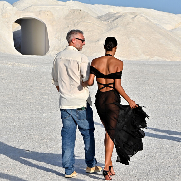 Vincent Cassel et sa femme Tina Kunakey - Défilé "Le Papier", automne-hiver 2022-2023, de Simon Porte Jacquemus aux Salin de Giraud à Arles, le 27 juin 2022. © Bruno Bebert/Bestimage