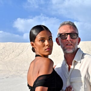 Vincent Cassel et sa femme Tina Kunakey - Défilé "Le Papier", automne-hiver 2022-2023, de Simon Porte Jacquemus aux Salin de Giraud à Arles, le 27 juin 2022. © Bruno Bebert/Bestimage