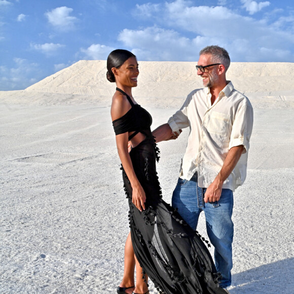 Vincent Cassel et sa femme Tina Kunakey - Défilé "Le Papier", automne-hiver 2022-2023, de Simon Porte Jacquemus aux Salin de Giraud à Arles, le 27 juin 2022. © Bruno Bebert/Bestimage