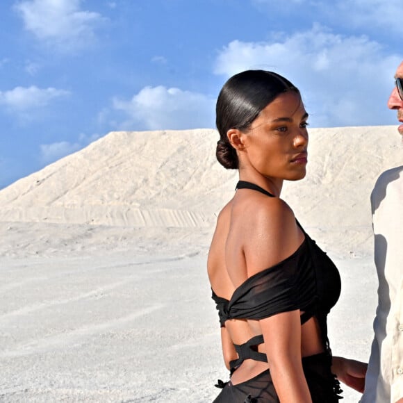 Vincent Cassel et sa femme Tina Kunakey - Défilé "Le Papier", automne-hiver 2022-2023, de Simon Porte Jacquemus aux Salin de Giraud à Arles, le 27 juin 2022. © Bruno Bebert/Bestimage