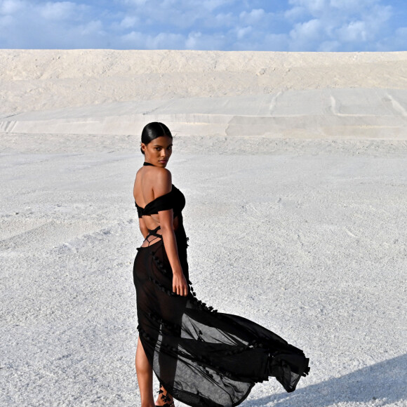 Tina Kunakey - Défilé "Le Papier", automne-hiver 2022-2023, de Simon Porte Jacquemus aux Salin de Giraud à Arles, le 27 juin 2022. © Bruno Bebert/Bestimage