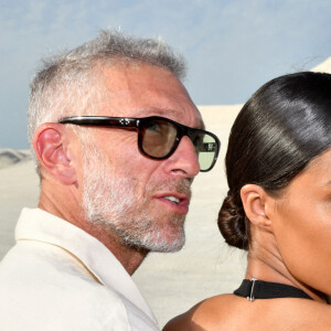 Vincent Cassel et sa femme Tina Kunakey - Défilé "Le Papier", automne-hiver 2022-2023, de Simon Porte Jacquemus aux Salin de Giraud à Arles, le 27 juin 2022. © Bruno Bebert/Bestimage