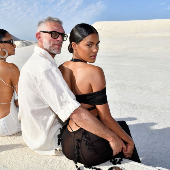 Amina Muaddi, Vincent Cassel et sa femme Tina Kunakey - Défilé "Le Papier", automne-hiver 2022-2023, de Simon Porte Jacquemus aux Salin de Giraud à Arles, le 27 juin 2022.© Bruno Bebert/Bestimage