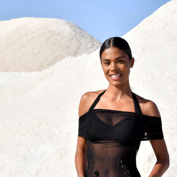 Tina Kunakey - Défilé "Le Papier", automne-hiver 2022-2023, de Simon Porte Jacquemus aux Salin de Giraud à Arles, le 27 juin 2022. © Bruno Bebert/Bestimage