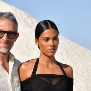 Vincent Cassel et sa femme Tina Kunakey - Défilé "Le Papier", automne-hiver 2022-2023, de Simon Porte Jacquemus aux Salin de Giraud à Arles, le 27 juin 2022. © Bruno Bebert/Bestimage