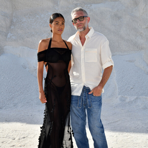 Vincent Cassel et sa femme Tina Kunakey - Défilé "Le Papier", automne-hiver 2022-2023, de Simon Porte Jacquemus aux Salin de Giraud à Arles, le 27 juin 2022. © Bruno Bebert/Bestimage