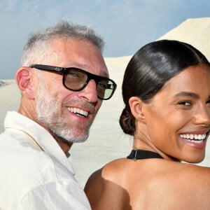 Vincent Cassel et sa femme Tina Kunakey - Défilé "Le Papier", automne-hiver 2022-2023, de Simon Porte Jacquemus aux Salin de Giraud à Arles, le 27 juin 2022. © Bruno Bebert/Bestimage