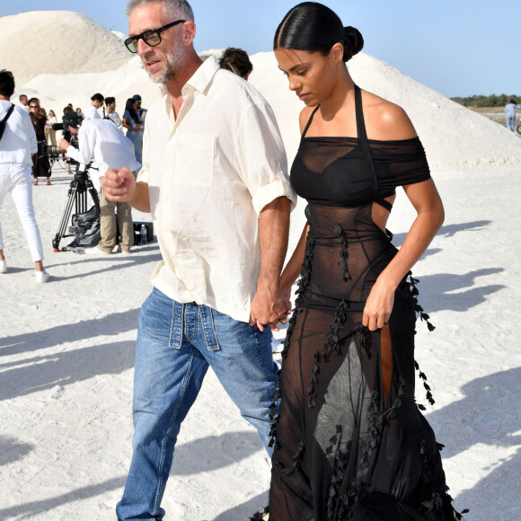 Vincent Cassel et sa femme Tina Kunakey - Défilé "Le Papier", automne-hiver 2022-2023, de Simon Porte Jacquemus aux Salin de Giraud à Arles, le 27 juin 2022.© Bruno Bebert/Bestimage